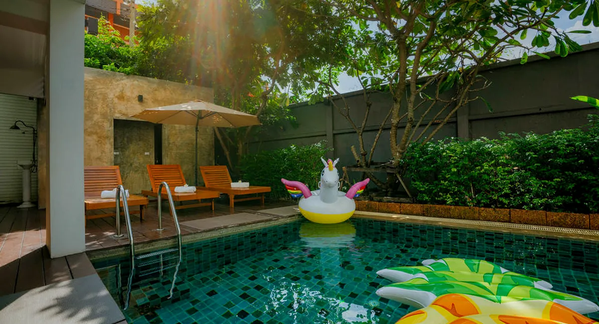 Pool and garden courtyard at Peace Land Khaosan